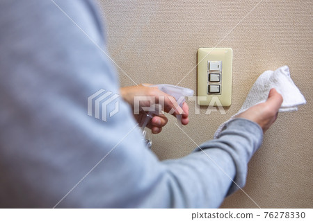 Switch disinfection Hand with a rag and disinfectant [sterilization image] 76278330