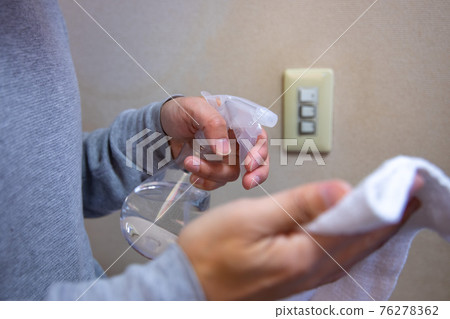 Switch disinfection Hand with a rag and disinfectant [sterilization image] 76278362