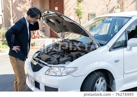 A man in trouble because his car broke down 76278995