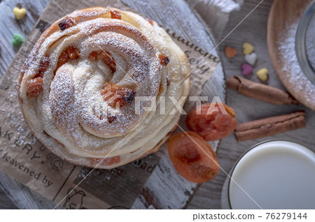 easter, bun, milk 76279144