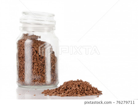 The aromatic granules of instant coffee are in a glass jar. The aromatic granules of instant coffee are in a glass jar. 76279711