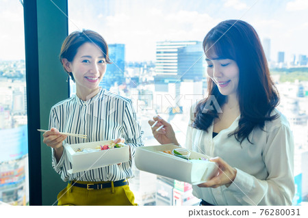 在辦公室吃外賣午餐的女商人 在辦公室吃外賣午餐的女商人 76280031