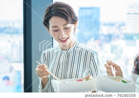 在辦公室吃外賣午餐的女商人 76280108