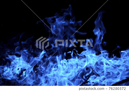 Image of blue flame burning vigorously 76280372