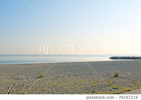 [Mie] Ise in early summer, the coast of Futamiura in the early morning 76281319