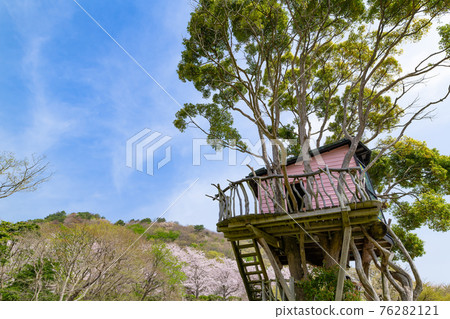 Cute tree house 76282121