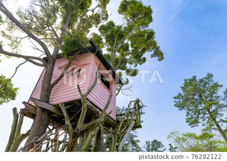 Cute tree house 76282122