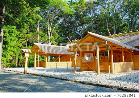 [Mie] Ise Jingu Betsugu in early summer, Isanagimiya and Isanamiyamiya, which are enshrined in the precincts of Tsukiyomi-no-miya. 76282841