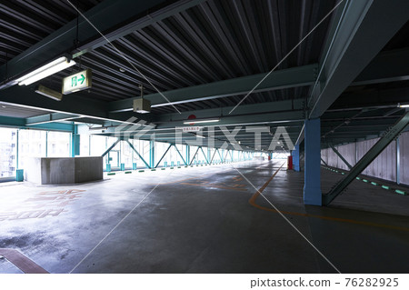 大型商業設施的多層停車場 大型商業設施的多層停車場 76282925