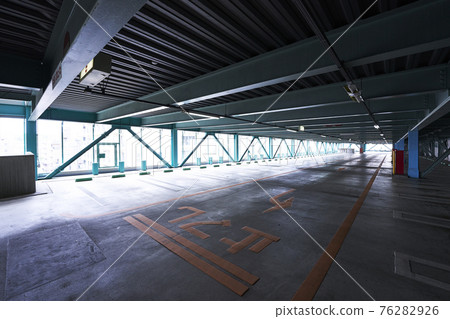 大型商業設施的多層停車場 76282926