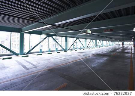 大型商業設施的多層停車場 76282927