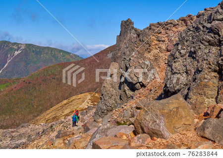 View from the north side of Mt. Chausu (Mt. Nasu) in Tochigi to the northwest side (Mt. Nagareishi, etc.) 76283844