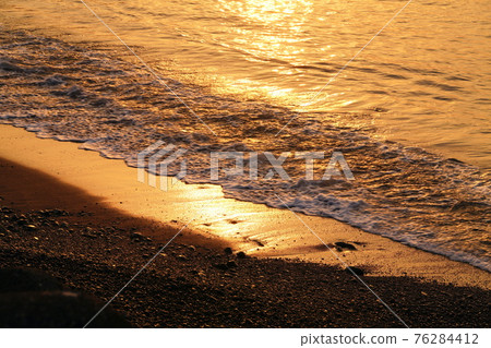 The beach shining in the morning sun The beach shining in the morning sun 76284412