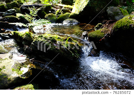 Splashes of a stream 76285072