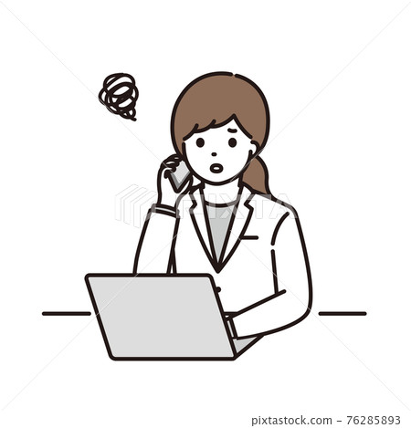 有麻煩的女藥劑師在電腦前打電話 有麻煩的女藥劑師在電腦前打電話 76285893
