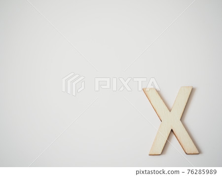 放置在白色背景上的木製字母 X 76285989