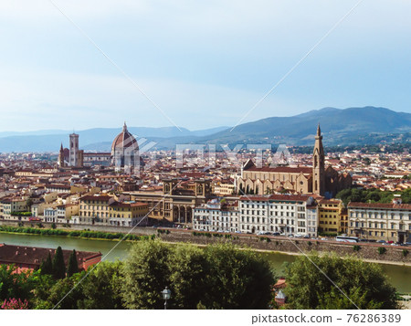 Panoramic cityscape of Florence on Arno river 76286389