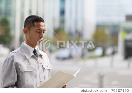 制服時鐘、上班族、新員工、工人、企業、戶外、年輕人、建築、電暈、銷售複製空間 76287160