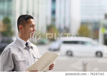 制服時鐘、上班族、新員工、工人、企業、戶外、年輕人、建築、電暈、銷售複製空間 制服時鐘、上班族、新員工、工人、企業、戶外、年輕人、建築、電暈、銷售複製空間 76287161