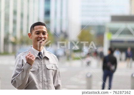 制服時鐘、上班族、新員工、工人、企業、戶外、年輕人、建築、電暈、銷售複製空間 76287162