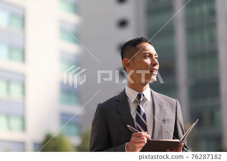 制服時鐘、上班族、新員工、工人、企業、戶外、年輕人、建築、電暈、銷售複製空間 76287182