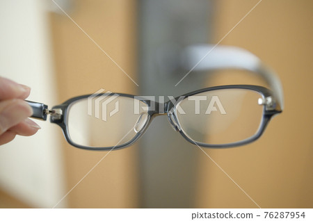 Cloudy glasses 76287954