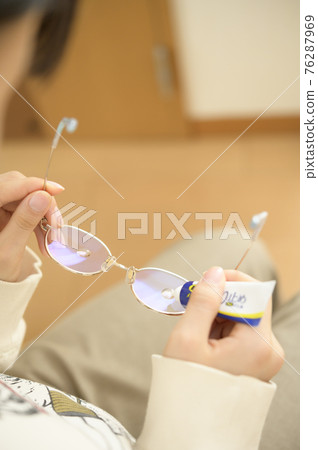 Scene where anti-fog is applied to glasses Scene where anti-fog is applied to glasses 76287969