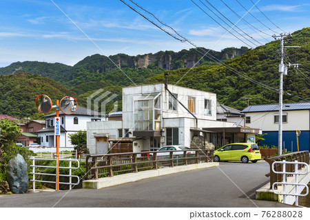 [千葉/金谷] 富士見橋通往富津市金谷的能古里山信息中心，背景是能古里山上的舊採石場。 76288028