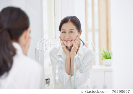 做皮膚護理的資深婦女 做皮膚護理的資深婦女 76290607