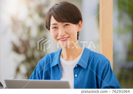 一個女人在一家咖啡館工作 一個女人在一家咖啡館工作 76291064