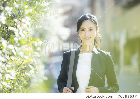 Business woman outdoors 76293637