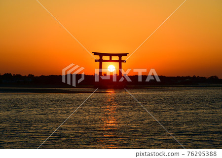 Beautiful sunset over the red torii gate on Bentenjima Beautiful sunset over the red torii gate on Bentenjima 76295388