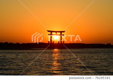 Beautiful sunset over the red torii gate on Bentenjima Beautiful sunset over the red torii gate on Bentenjima 76295391