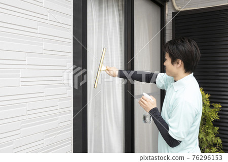 房屋清潔工用刮水器清潔窗玻璃 76296153