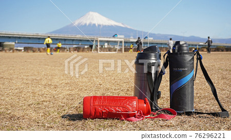 Soccer match on the riverbed of the Fuji River (water bottle, national highway No. 1 bypass and Mt. Fuji) <02> 76296221