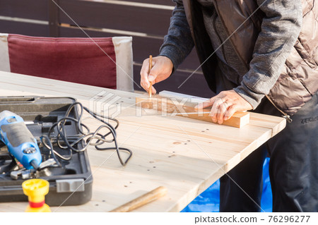 一個在木甲板上做 DIY 的人 76296277