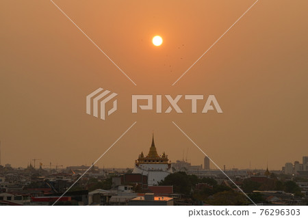 在泰國曼谷的金山寺“ Wat Saket”的夜景 76296303