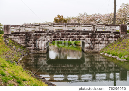 Spring in the rain After the rain, the scenery of the cherry blossoms in the countryside Spring in the rain After the rain, the scenery of the cherry blossoms in the countryside 76296950
