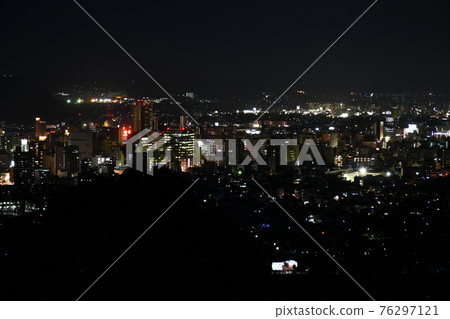 從廣島縣福山市草里山公園展望台（通常的展望台）看到的JR福山站周邊夜景 76297121