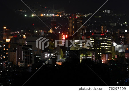 從廣島縣福山市草里山公園展望台（通常的展望台）看到的JR福山站周邊夜景 76297209