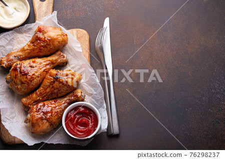 Roasted or grilled chicken legs drumsticks from above copy space Roasted or grilled chicken legs drumsticks from above copy space 76298237