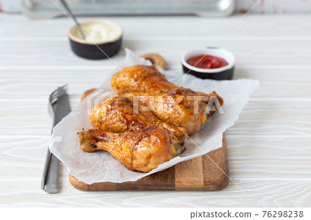 Roasted or grilled chicken legs drumsticks Roasted or grilled chicken legs drumsticks 76298238