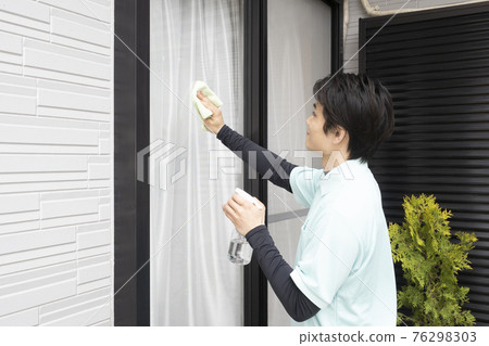 擦窗玻璃的房子清潔工 擦窗玻璃的房子清潔工 76298303