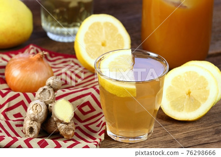 Hot tea against cough and flu made from onion, ginger, lemon and honey 76298666