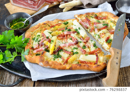 Tarte flambee from Alsace with fresh white asparagus and bacon 76298837