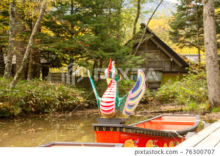 Hotaka Shrine Okumiya Shrine in Azumi Kamikochi, Matsumoto City, Northern Alps, autumn leaves of Mt. Myojindake, yellow leaf forest of Myojindake, torii, boat, water mirror. Hotaka Shrine Okumiya Shrine in Azumi Kamikochi, Matsumoto City, Northern Alps, autumn leaves of Mt. Myojindake, yellow leaf forest of Myojindake, torii, boat, water mirror. 76300707