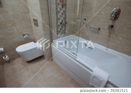 Hotel bathroom 76301521