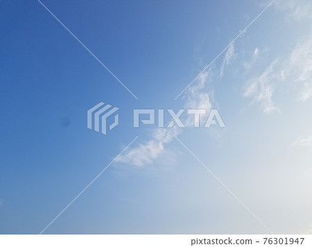 Streaks cloud blue sky 76301947