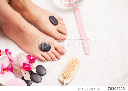 Beautiful legs of a woman with a fresh pedicure 76302223