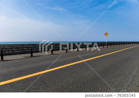 Curved roads along the coast and signs to indicate them 76303145